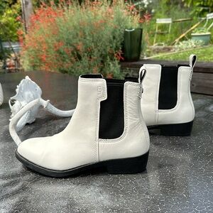 UGG (not “ugh” because…wow! These boots rock) Sz 9